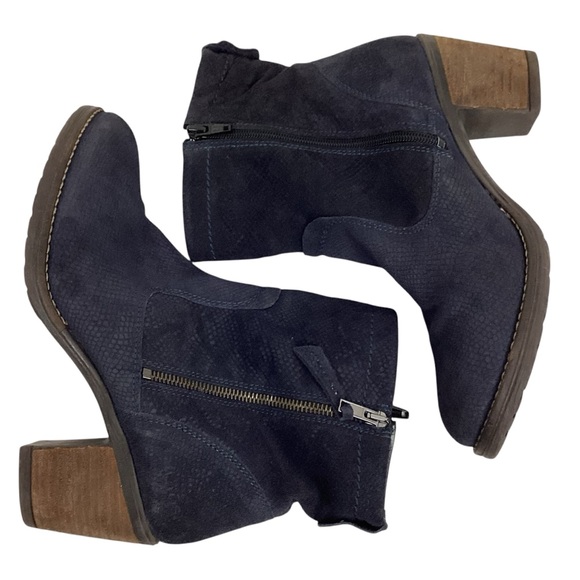 Taos Standout Suede Embossed Boot Black - Picture 3 of 13